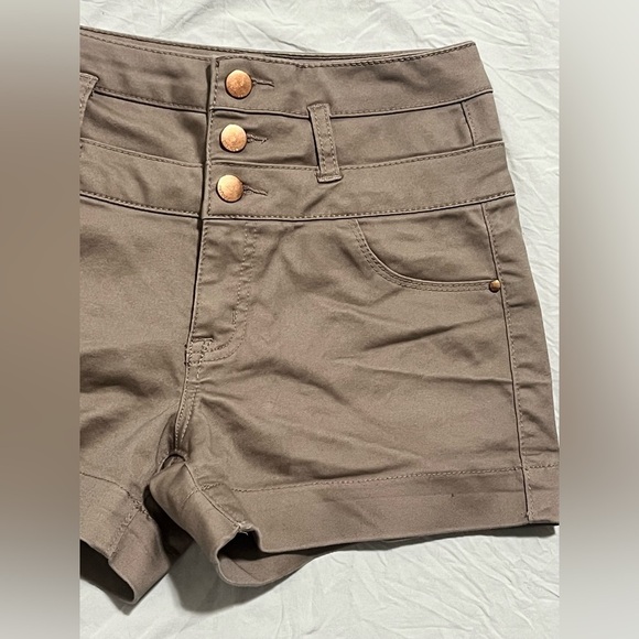 Refuge Women's Mauve High Waisted Button Up and Zipper Shorts Size 0 - Picture 2 of 15